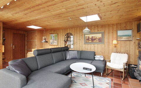 Ehmi - 500M from the Sea: Hout, Meubilair, Flooring, Bankstel, Verdieping, Woonkamer, Interieur Ontwerp, Beits, Hardwood