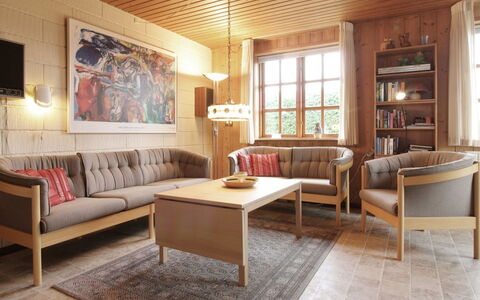 Ehmi - 500M from the Sea: Meubilair, Flooring, Interieur Ontwerp, Verdieping, Hout, Tafel, Houten Vloer, Bankstel, Woonkamer, Kamer