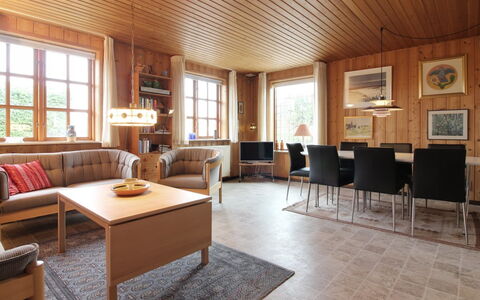 Ehmi - 500M from the Sea: Meubilair, Interieur Ontwerp, Hout, Flooring, Plafond, Verdieping, Kamer, Woonkamer, Huis, Tafel