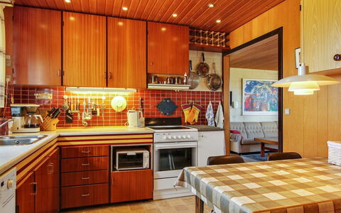Ehmi - 500M from the Sea: Keuken, Interieur Ontwerp, Meubilair, Countertop, Flooring, Hout, Toestel Van De Keuken, Major Appliance, Plafond, Cabinetry