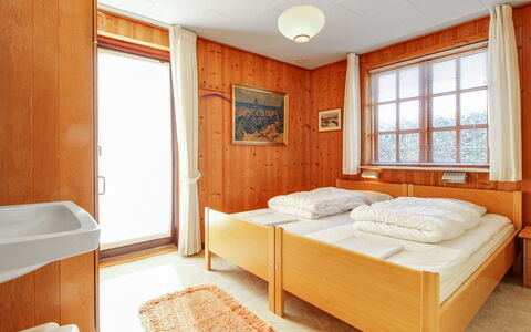 Ehmi - 500M from the Sea: Hout, Meubilair, Interieur Ontwerp, Slaapkamer, Bed, Verdieping, Flooring, Huis, Kamer, Bed Frame