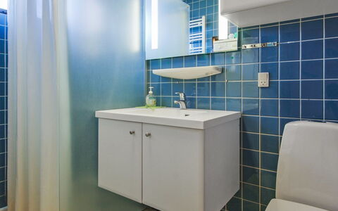 Ehmi - 500M from the Sea: Wastafel In De Badkamer, Loodgieterswerkinrichting, Badkamer, Muur, Wastafel, Flooring, Interieur Ontwerp, Kraan, Verdieping, Loodgieter