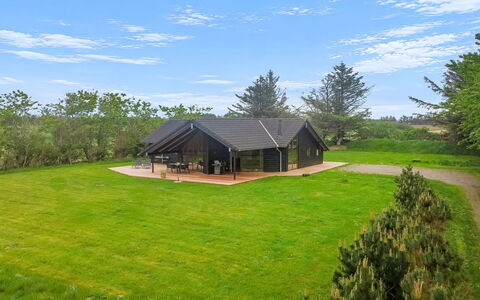 Harri - 850M from the Sea: Huis, Huis, Deur, Dak, Verblijf, Landgoed, Tuin, Schaduw, Siding, Werf