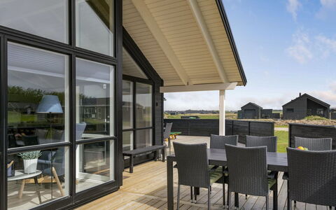 Ina - 1.2Km from the Sea: Dak, Huis, Deur, Siding, Verblijf, Veranda, Dek, Hardwood, Landgoed, Schaduw