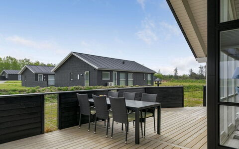 Ina - 1.2Km from the Sea: Huis, Dak, Architectuur, Huis, Siding, Land Lot, Verblijf, Veranda, Deur, Landgoed