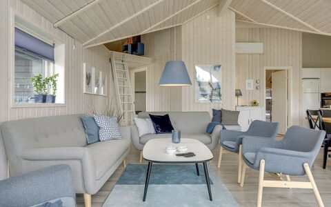Ina - 1.2Km from the Sea: Meubilair, Interieur Ontwerp, Flooring, Hout, Verdieping, Woonkamer, Huis, Bankstel, Plafond, Stoel