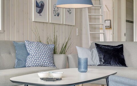Ina - 1.2Km from the Sea: Meubilair, Flooring, Interieur Ontwerp, Verdieping, Woonkamer, Bankstel, Huis, Kussen Gooien, Kussen, Hoofdkussen