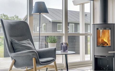 Ina - 1.2Km from the Sea: Meubilair, Interieur Ontwerp, Flooring, Verdieping, Woonkamer, Stoel, Houten Vloer, Kamer, Huishoudapparatuur, Bankstel