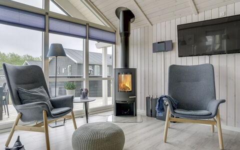 Ina - 1.2Km from the Sea: Flooring, Meubilair, Interieur Ontwerp, Verdieping, Hout, Houten Vloer, Woonkamer, Stoel, Kamer, Huis