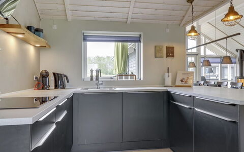 Ina - 1.2Km from the Sea: Keuken, Countertop, Flooring, Cabinetry, Toestel Van De Keuken, Interieur Ontwerp, Plafond, Loodgieterswerkinrichting, Major Appliance, Kraan