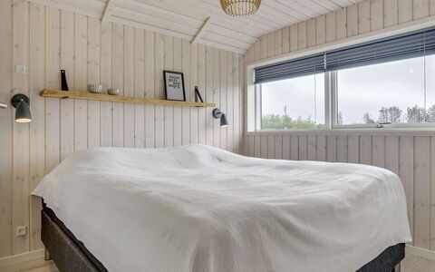 Ina - 1.2Km from the Sea: Hout, Slaapkamer, Plafond, Flooring, Bed, Verdieping, Interieur Ontwerp, Bedding, Laken, Bed Frame