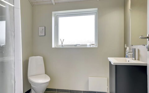 Ina - 1.2Km from the Sea: Wc Bril, Muur, Flooring, Verdieping, Loodgieterswerkinrichting, Toilet, Interieur Ontwerp, Badkamer, Plafond, Loodgieter