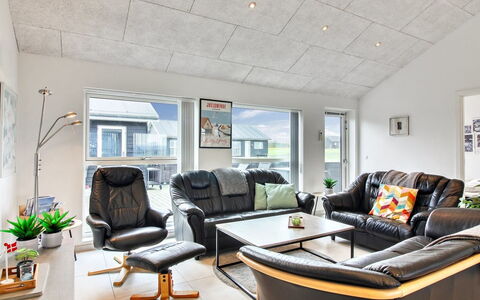 Edgar - 1.5Km from the Sea: Meubilair, Interieur Ontwerp, Plafond, Flooring, Bankstel, Hout, Verdieping, Woonkamer, Kamer, Verlichting