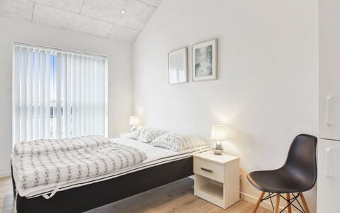 Edgar - 1.5Km from the Sea: Interieur Ontwerp, Bed, Slaapkamer, Plafond, Verdieping, Flooring, Meubilair, Kamer, Verlichting, Laken