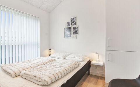 Edgar - 1.5Km from the Sea: Interieur Ontwerp, Bed, Slaapkamer, Plafond, Verdieping, Kamer, Meubilair, Flooring, Appartement, Bedding