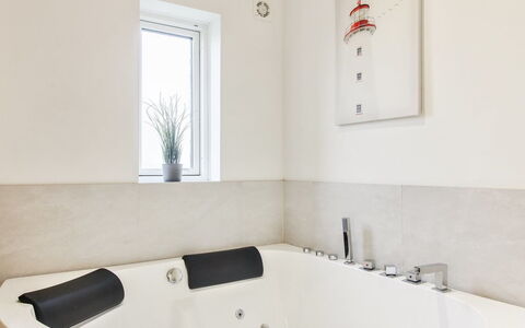 Edgar - 1.5Km from the Sea: Bad, Loodgieterswerkinrichting, Badkamer, Interieur Ontwerp, Flooring, Verdieping, Loodgieter, Kamer, Plafond, Kraan