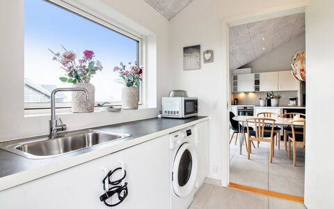 Edgar - 1.5Km from the Sea: Flooring, Major Appliance, Wasmachine, Interieur Ontwerp, Verdieping, Keuken, Plafond, Countertop, Toestel Van De Keuken, Wasdroger
