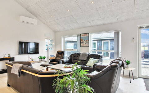 Edgar - 1.5Km from the Sea: Meubilair, Interieur Ontwerp, Bankstel, Flooring, Plafond, Verdieping, Woonkamer, Lichte Inrichting, Kamer, Verlichting