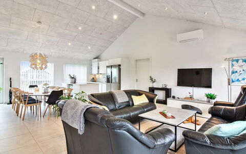 Edgar - 1.5Km from the Sea: Interieur Ontwerp, Bankstel, Plafond, Meubilair, Hout, Flooring, Woonkamer, Verdieping, Huis, Verlichting