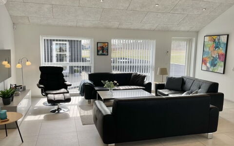Dwerg - 1.5Km from the Sea: Meubilair, Interieur Ontwerp, Flooring, Muur, Bankstel, Verdieping, Plafond, Woonkamer, Kamer, Lichte Inrichting