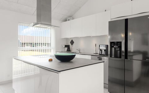 Dwerg - 1.5Km from the Sea: Keuken, Countertop, Toestel Van De Keuken, Interieur Ontwerp, Flooring, Cabinetry, Plafond, Major Appliance, Lichte Inrichting, Verdieping