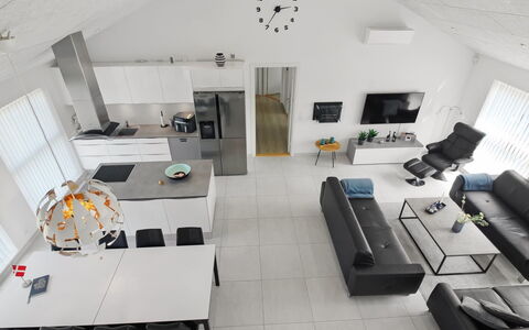 Dwerg - 1.5Km from the Sea: Interieur Ontwerp, Flooring, Meubilair, Bankstel, Plafond, Verdieping, Woonkamer, Verlichting, Kamer, Huis