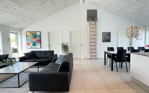 Dwerg - 1.5Km from the Sea: Flooring, Hout, Plafond, Verdieping, Interieur Ontwerp, Huis, Woonkamer, Meubilair, Bankstel, Kamer