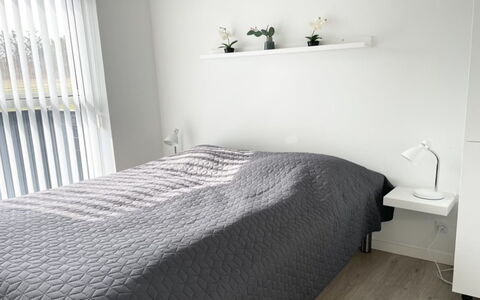 Dwerg - 1.5Km from the Sea: Slaapkamer, Bed, Hout, Flooring, Interieur Ontwerp, Bedding, Meubilair, Laken, Verdieping, Linens