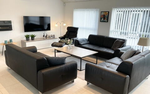 Dwerg - 1.5Km from the Sea: Meubilair, Bankstel, Interieur Ontwerp, Flooring, Verdieping, Woonkamer, Kamer, Verlichting, Huis