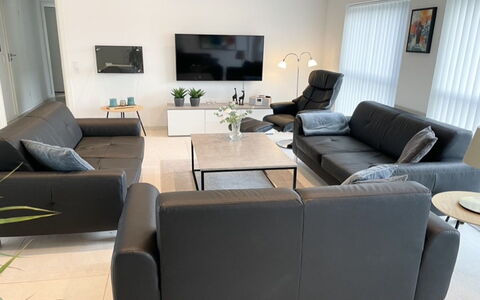Dwerg - 1.5Km from the Sea: Meubilair, Bankstel, Interieur Ontwerp, Flooring, Verdieping, Woonkamer, Kamer, Tafel, Verlichting