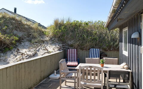 Abbie - 10M from the Sea: Hout, Huis, Deur, Buitenmeubels, Verblijf, Veranda, Dek, Schaduw, Balkon, Stoel