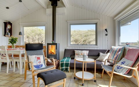 Abbie - 10M from the Sea: Hout, Meubilair, Flooring, Verdieping, Huis, Woonkamer, Stoel, Hardwood, Verblijf, Houten Vloer