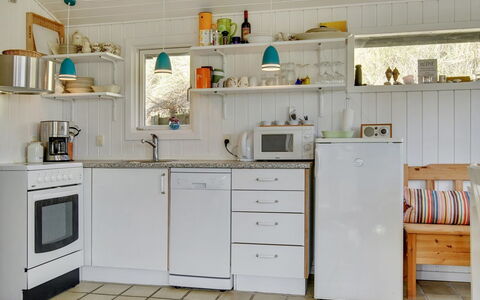 Abbie - 10M from the Sea: Keuken, Toestel Van De Keuken, Countertop, Major Appliance, Interieur Ontwerp, Hout, Flooring, Meubilair, Cabinetry, Gootsteen