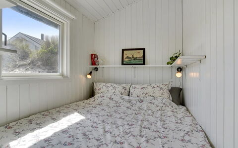 Abbie - 10M from the Sea: Hout, Plafond, Verdieping, Slaapkamer, Linens, Bed, Bedding, Hardwood, Laken, Plank