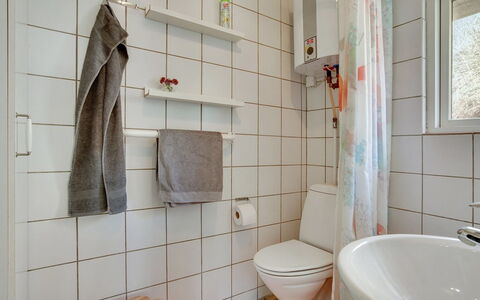 Abbie - 10M from the Sea: Muur, Badkamer, Flooring, Loodgieterswerkinrichting, Interieur Ontwerp, Verdieping, Toilet, Wc Bril, Loodgieter, Tegel