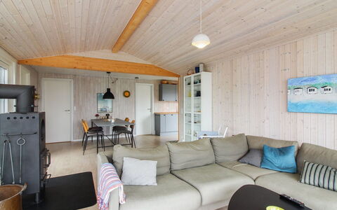 Marino - 480M from the Sea: Flooring, Meubilair, Hout, Interieur Ontwerp, Verdieping, Plafond, Kamer, Houten Vloer, Woonkamer, Bankstel