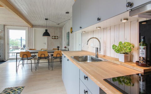 Marino - 480M from the Sea: Keuken, Countertop, Hout, Flooring, Meubilair, Interieur Ontwerp, Toestel Van De Keuken, Cabinetry, Keuken En Eettafel, Verdieping