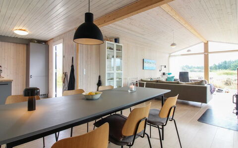 Marino - 480M from the Sea: Hout, Meubilair, Keuken En Eettafel, Plafond, Huis, Tafel, Stoel, Lichte Inrichting, Eetkamer, Hardwood
