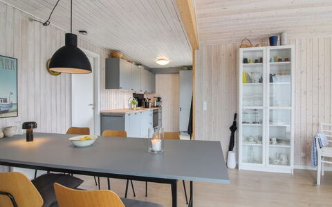 Marino - 480M from the Sea: Meubilair, Interieur Ontwerp, Flooring, Hout, Plafond, Keuken En Eettafel, Verdieping, Lichte Inrichting, Eetkamer, Tafel