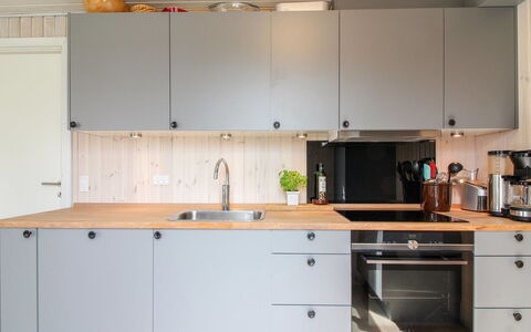 Marino - 480M from the Sea: Keuken, Toestel Van De Keuken, Countertop, Flooring, Cabinetry, Hout, Interieur Ontwerp, Meubilair, Gootsteen, Major Appliance