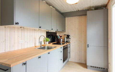 Marino - 480M from the Sea: Keuken, Countertop, Hout, Toestel Van De Keuken, Cabinetry, Flooring, Interieur Ontwerp, Meubilair, Gootsteen, Wastafel