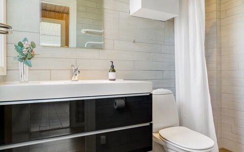 Marino - 480M from the Sea: Badkamer, Wc Bril, Loodgieterswerkinrichting, Flooring, Toilet, Interieur Ontwerp, Badkamerkast, Verdieping, Wastafel, Wastafel In De Badkamer