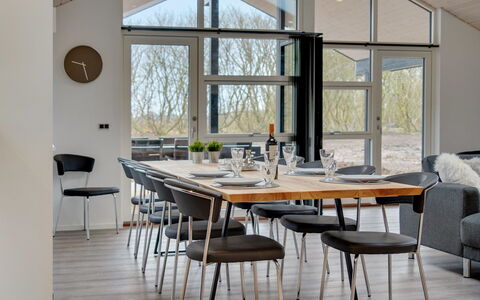 Amitola - 700M from the Sea: Meubilair, Interieur Ontwerp, Flooring, Hout, Stoel, Keuken En Eettafel, Tafel, Plafond, Eetkamer, Verdieping