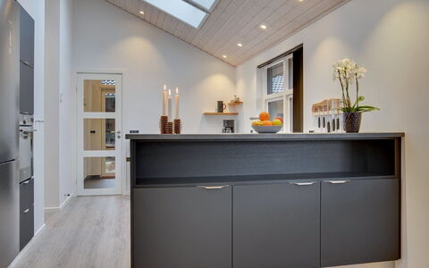 Amitola - 700M from the Sea: Interieur Ontwerp, Keuken, Meubilair, Flooring, Cabinetry, Countertop, Hout, Plafond, Verdieping, Toestel Van De Keuken