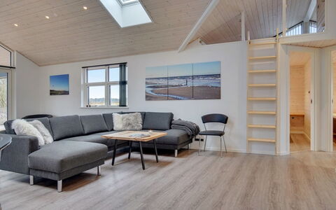 Amitola - 700M from the Sea: Hout, Flooring, Interieur Ontwerp, Plafond, Verdieping, Huis, Houten Vloer, Woonkamer, Bankstel, Appartement