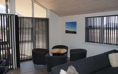 Amitola - 700M from the Sea: Hout, Interieur Ontwerp, Plafond, Verdieping, Flooring, Meubilair, Huis, Kamer, Woonkamer, Appartement