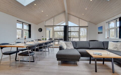 Amitola - 700M from the Sea: Hout, Plafond, Woonkamer, Hardwood, Plank, Winter, Houten Vloer, Bankstel, Keuken En Eettafel