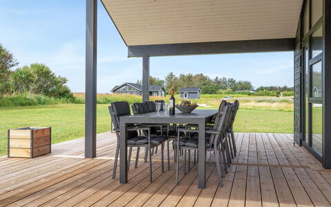 Amitola - 700M from the Sea: Hout, Dek, Hardwood, Schaduw, Samengesteld Materiaal, Veranda, Plank, Beits, Buitenmeubels, Outdoor Structuur
