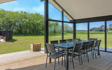 Amitola - 700M from the Sea: Hout, Veranda, Flooring, Plafond, Verdieping, Meubilair, Schaduw, Dek, Stoel, Hardwood