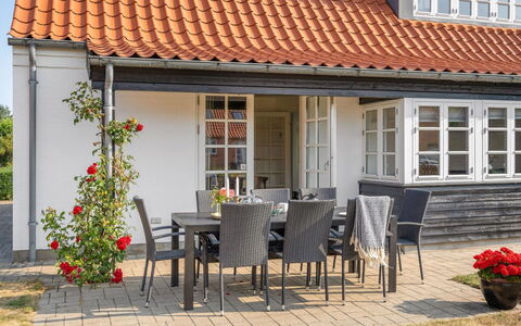 Pelagija - 900M from the Sea: Huis, Buitenmeubels, Deur, Verblijf, Veranda, Bloempot, Patio, Schaduw, Buitentafel, Kamerplant